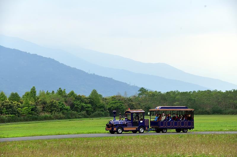 花蓮螢火蟲季登場　大農大富期間限定螢光小火車上路