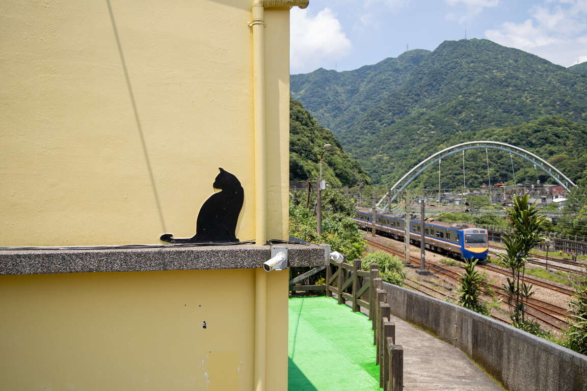 猴硐添新景點！童趣十足「貓公所」嶄新登場　與貓互動、也歡迎認養