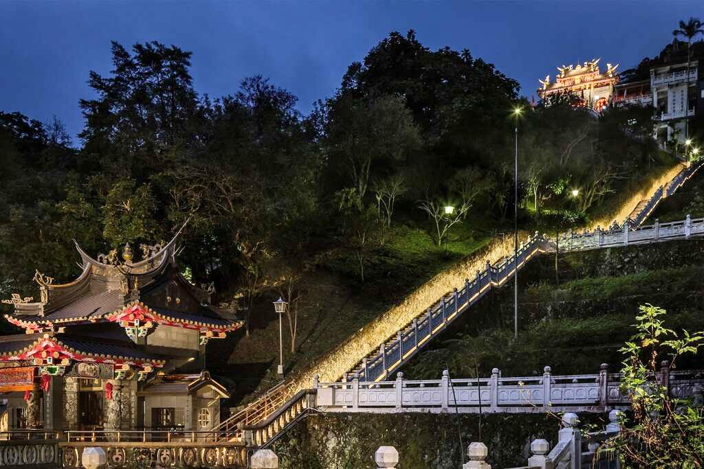 北市夜遊新選擇！指南宮竹柏參道　石燈、石階、光環境營造，秒變日式神社風