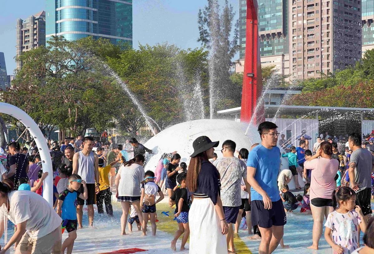 酷暑涼一夏！高雄、台南戲水池暑期免費開放　晚上加碼水舞演出