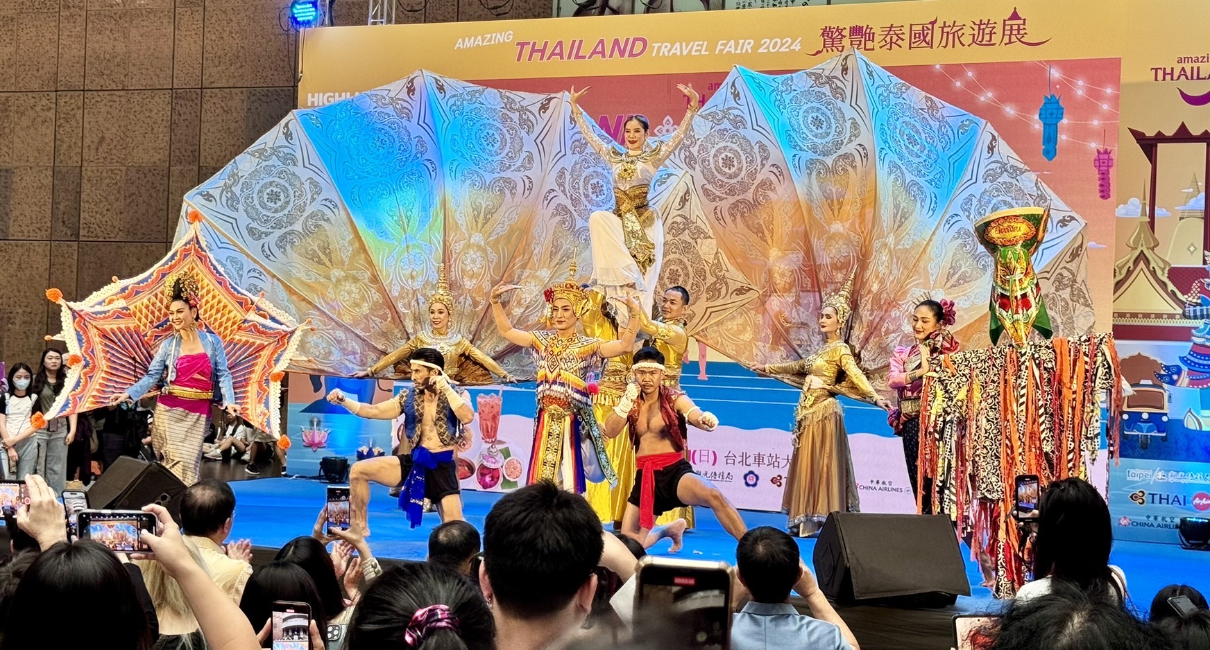 現場直擊！8/10、11驚艷泰國旅展　人潮擠爆北車廣場。美食、泰拳、泰按活動一籮筐