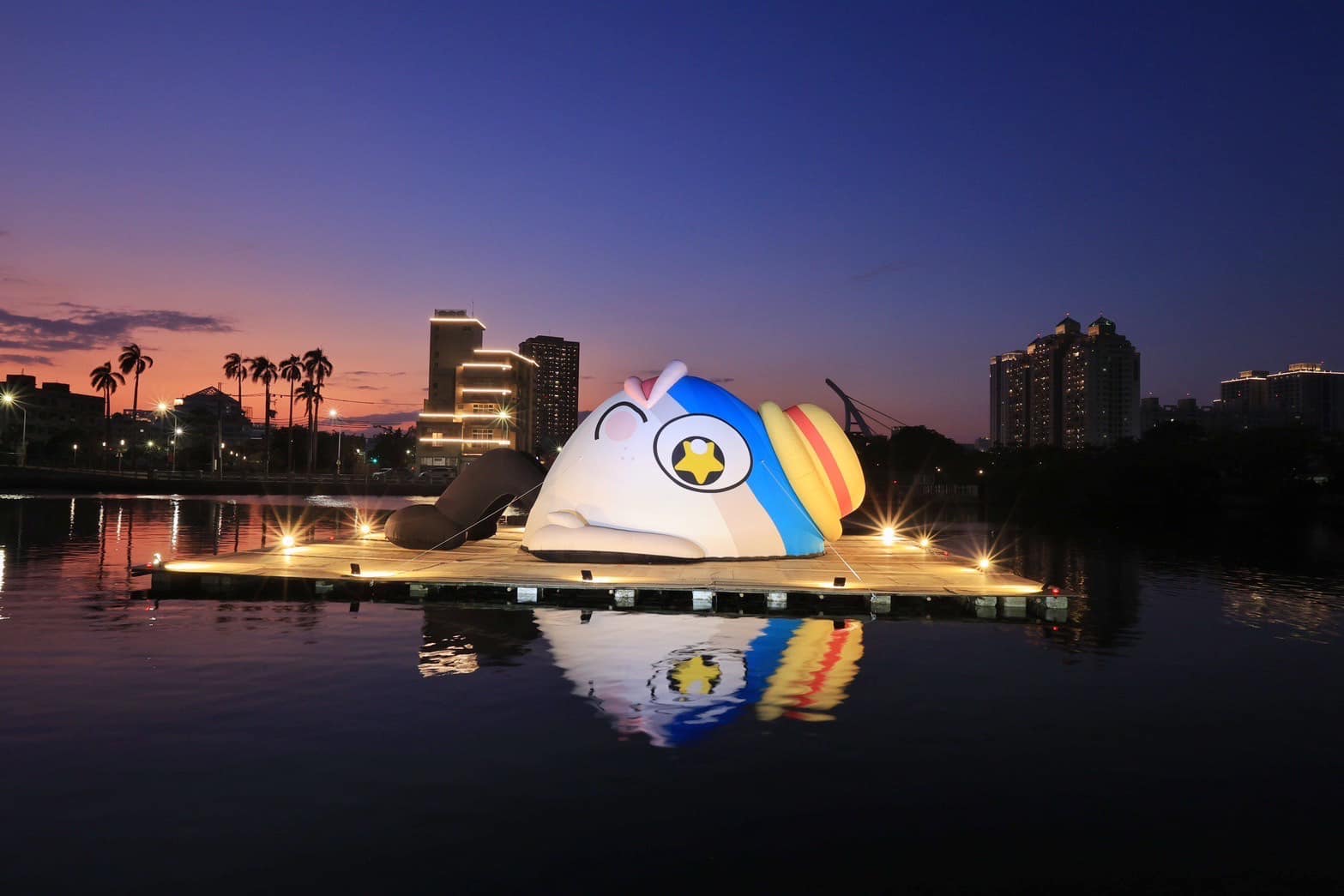 期間限定！巨型「魚頭君」搭船享受日光浴　1/21～2/12超CHILL現身安平運河