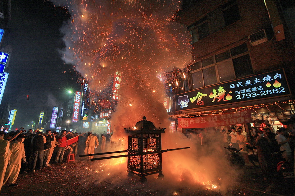 北市也有炮炸過元宵！內湖、士林2/12夜弄土地公　神轎遶境接受炮炸、越炸越旺