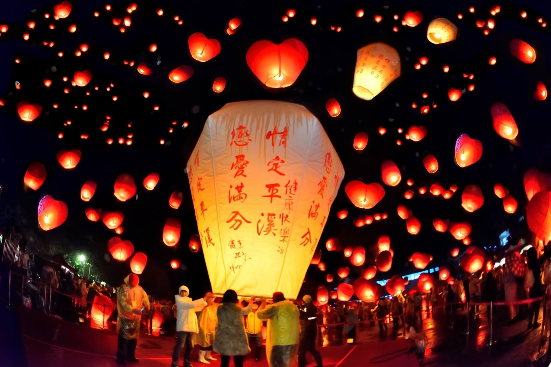 2025平溪天燈節2/8、2/12璀璨夜空　6公尺主燈伴千盞燈齊飛，今年首創天燈蛇影光雕秀