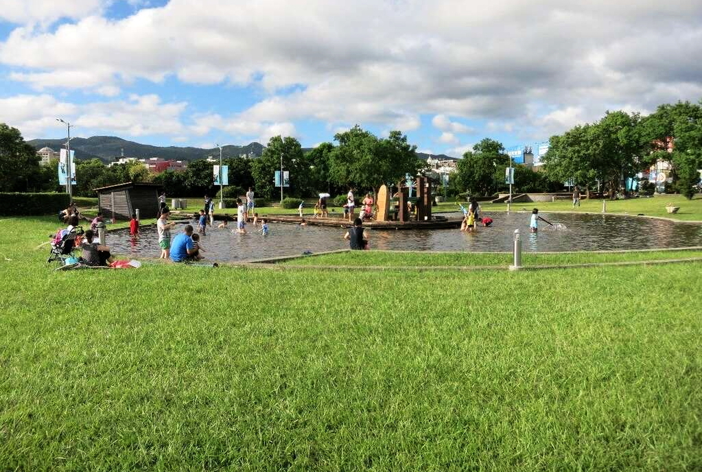 蝦米！污水處理廠也能親水戲水　北市秘境風草原戲水池夏日限定開放