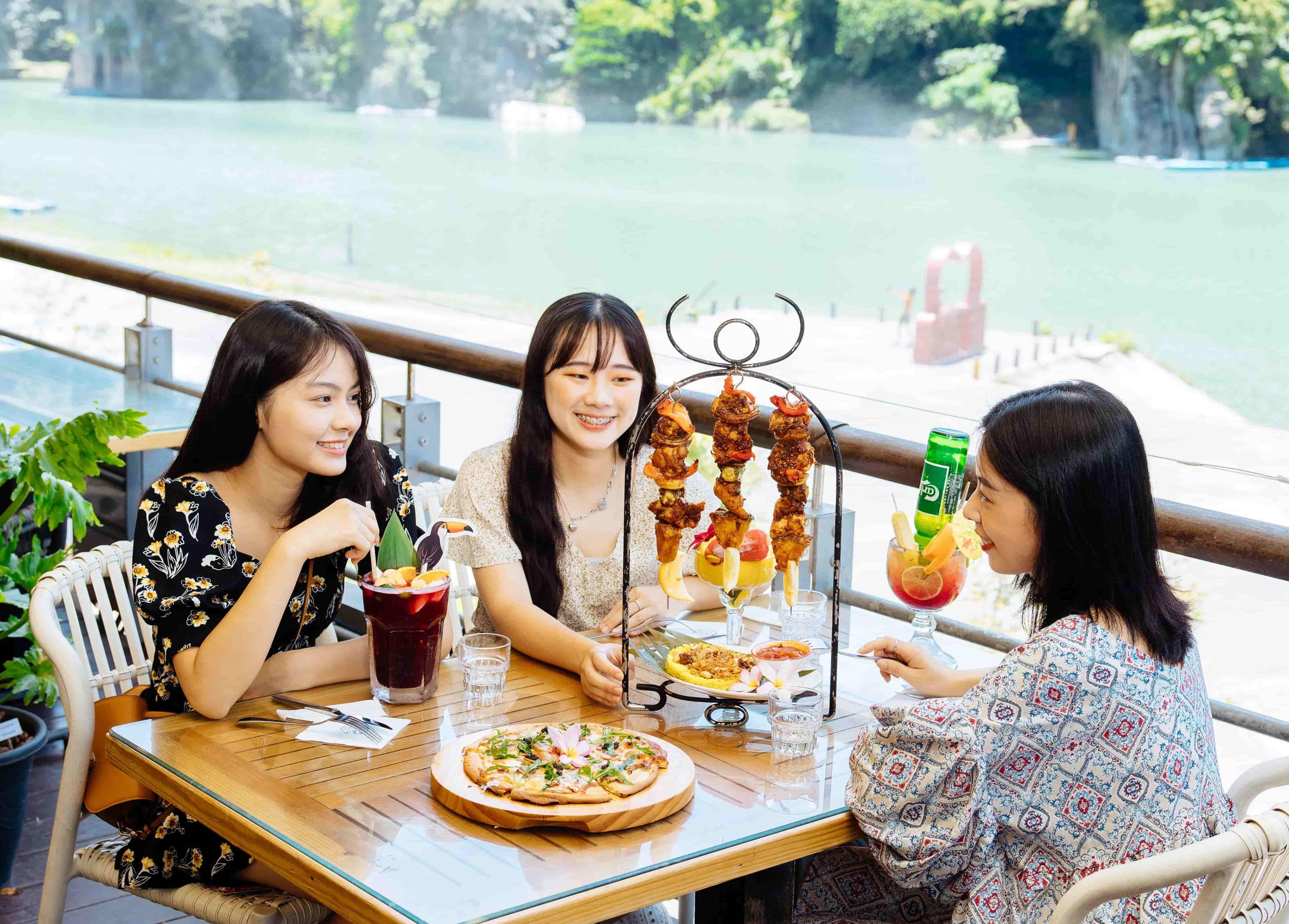 【新話題】13公尺高Hello Kitty、美樂蒂、蛋黃哥　6/16～9/13現身碧潭