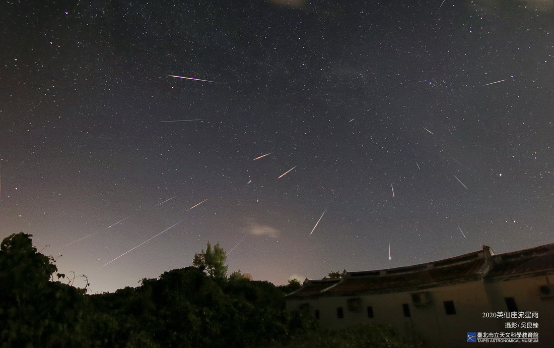 星象迷注意！10年一遇超級藍月、流星雨、土星與水星最佳觀測期　都在8月