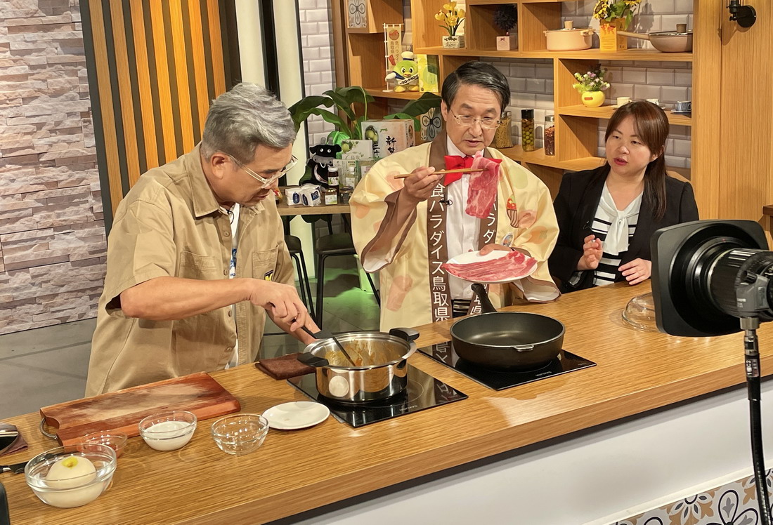 鳥取知事頒發觀光大使授予焦志方、倪暄、曲羿　現場加碼教作鳥取和牛咖哩飯