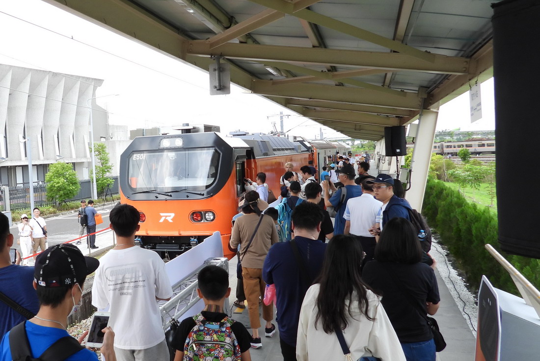 鐵道迷照過來！台鐵E500型全新電車亮相　周邊商品同步推出